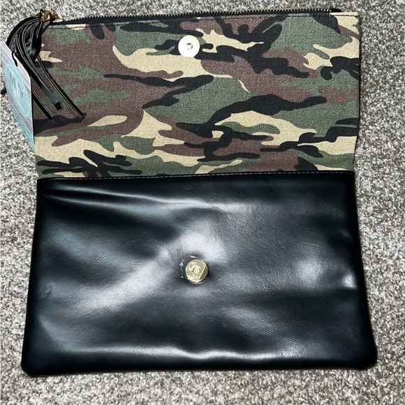NWT Camo Clutch - Picture 3 of 4